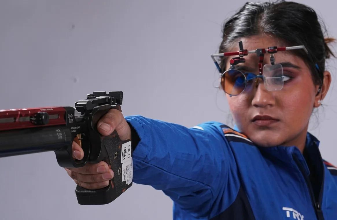 ഇന്ത്യയ്ക്ക് മറ്റൊരു വെള്ളികൂടി ; 25 മീറ്റര് എയര്പിസ്റ്റളില് ഇഷ സിംഗിന് നേട്ടം