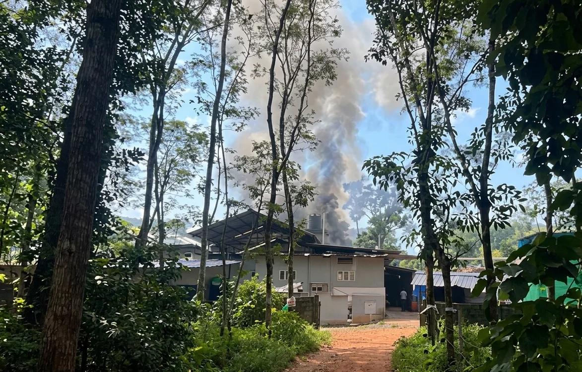 കോട്ടയം പെരുവയിൽ നിർമ്മാണത്തിലിരുന്ന ചിപ്പ് നിർമ്മാണ ഫാക്ടറിക്ക് തീപിടിച്ചു, എസിയിൽ നിന്ന് തീപടർന്നതെന്ന് പ്രാഥമിക നിഗമനം
