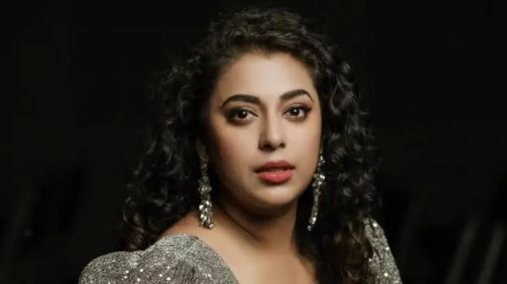 'വണ്ണമുള്ളവർക്കും ഇല്ലാത്തവർക്കും പല്ല് പൊന്തിയവർക്കുമൊക്കെ ജീവിക്കണ്ടേ'? ആഞ്ഞടിച്ച് ജുവൽ മേരി