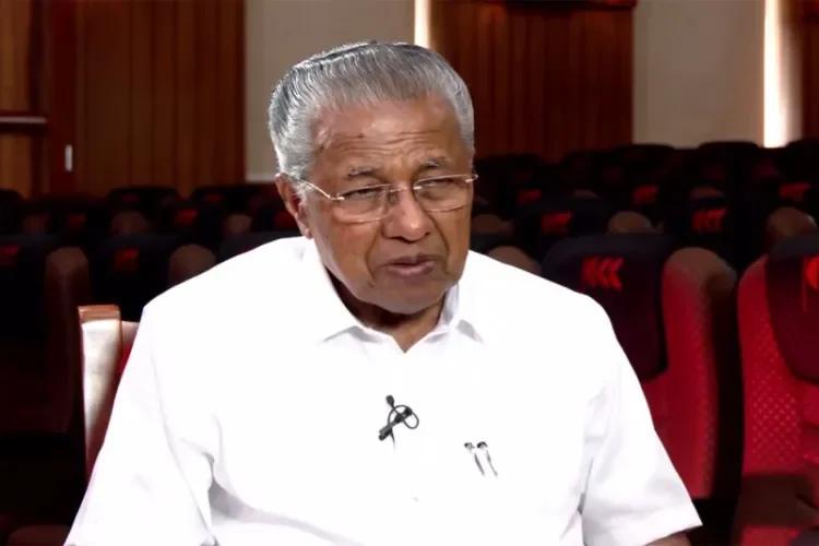 സംഘര്ഷ സ്ഥലത്ത് പിണറായി, വിദ്യാര്ഥികള്ക്ക് നേരെ ആസൂത്രിതമായ പൊലീസ് നടപടിയെന്ന് ആരോപണം, പ്രതിഷേധവുമായി ഡിവൈഎഫ്ഐയും