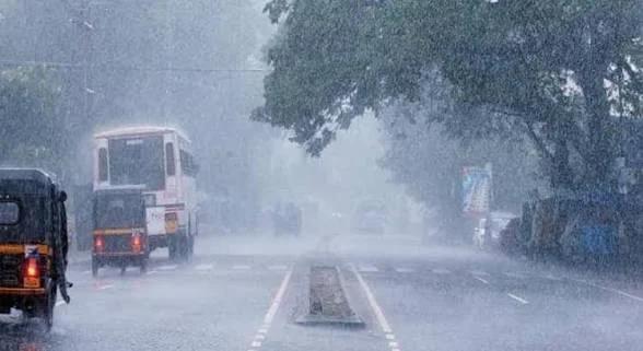 കനത്ത മഴയ്ക്ക് സാധ്യത; അടുത്ത 3 മണിക്കൂറിൽ തിരുവനന്തപുരത്ത് റെഡ് അലർട്ട്, മൂന്ന് ജില്ലകളിൽ ഓറഞ്ച് അലർട്ട്