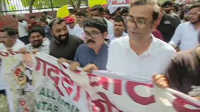 ഗ്യാനേഷ് കുമാറിന്റെ രാജി: തലസ്ഥാനത്ത് സമരം ശക്തം; ഇടത് സംഘടനകൾ മുൻനിരയിൽ, 11 മെട്രോ സ്റ്റേഷനുകൾ അടച്ചിട്ടു