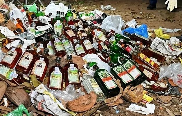 വിൽപ്പനയ്ക്കായി അതിർത്തി കടത്തി കൊണ്ടുവന്നു, സ്കൂൾ പരിസരത്ത് ചവറ്റു കൂനയിൽ ഉപേക്ഷിച്ച നിലയിൽ കണ്ടെത്തിയത് 45 കുപ്പി മദ്യം