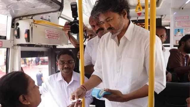 എക്സ്പ്രസ്, ലിമിറ്റഡ് സ്റ്റോപ്പ് ബസ്സുകളിലും സ്ത്രീകൾക്ക് സൗജന്യ യാത്ര; തമിഴ്നാട്ടിൽ 'വെട്രി പയണം' ഉദ്ഘാടനം ചെയ്ത് വിജയ്