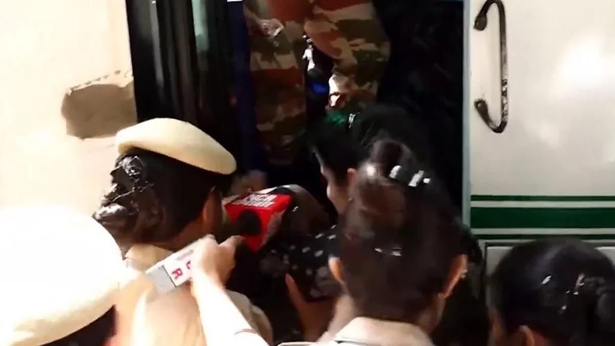 ഡൽഹിയിൽ ഗ്യാനേഷ് കുമാറിനെതിരെ വൻ പ്രതിഷേധം: എം എ ബേബി ഉൾപ്പടെയുള്ള നേതാക്കൾ അറസ്റ്റിൽ