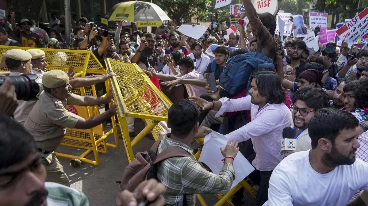 ജന്തർ മന്തര് മാര്ച്ചില് സംഘര്ഷം; പ്രശാന്ത് ഭൂഷണ് കസ്റ്റഡിയില്; യോഗേന്ദ്ര യാദവിനെ വലിച്ചിഴച്ചു