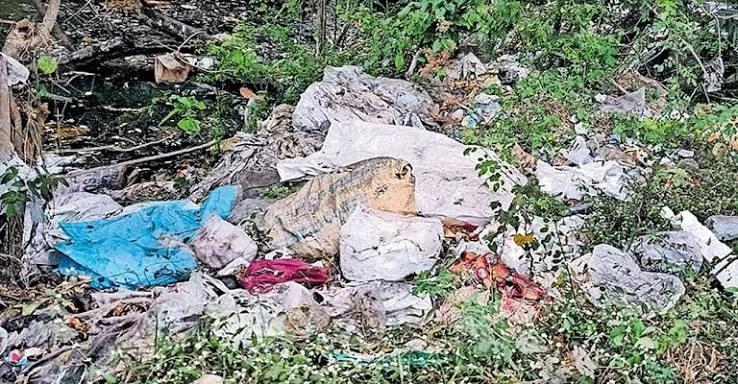 റോഡില് തള്ളിയ മാലിന്യ ചാക്കുകളില് പ്ലാസ്റ്റിക് നടപടി വേണമെന്ന് പ്രദേശവാസികള്
