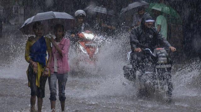 സംസ്ഥാനത്ത് മഴ കനക്കുന്നു; അടുത്ത മൂന്ന് മണിക്കൂറിൽ 7 ജില്ലകളിൽ ഓറഞ്ച് അലർട്ട്, ശക്തമായ കാറ്റിനും ഇടിമിന്നലിനും സാധ്യത
