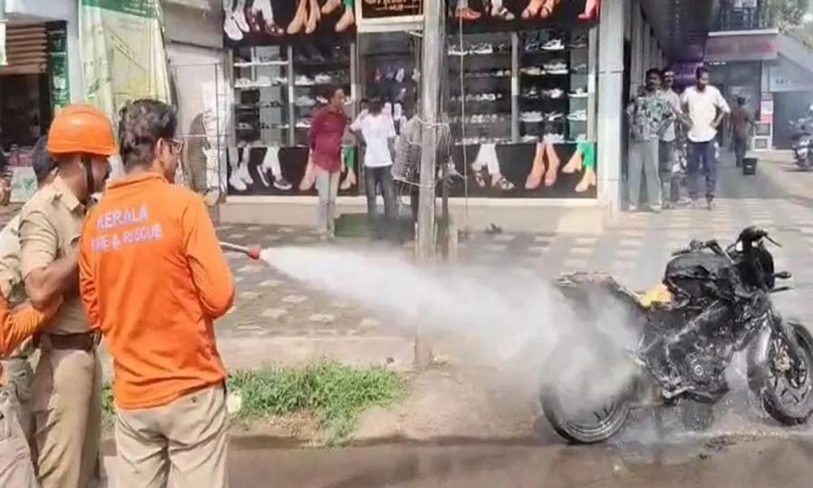 നിലമ്പൂരില് ഓടിക്കൊണ്ടിരുന്ന ബൈക്കിന് തീപിടിച്ചു; യാത്രക്കാരന് അത്ഭുതകരമായി രക്ഷപ്പെട്ടു