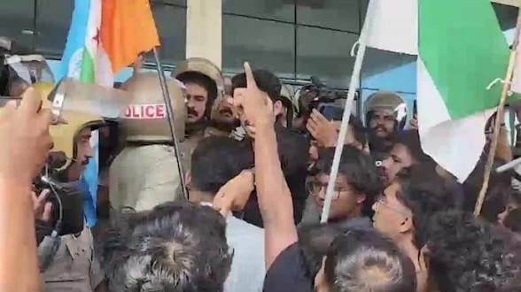 കാസർകോട് കേന്ദ്ര സർവകലാശാലയിലെ വന്ദേമാതരം പ്രതിഷേധം; കണ്ടാലറിയാവുന്ന 25 വിദ്യാർത്ഥികൾക്കെതിരെ കേസ്