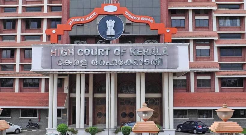 മാസപ്പടി കേസ്: ‘SIT രൂപീകരിച്ചത് നിയമവിരുദ്ധം, അഴിമതി തടയൽ നിയമപ്രകാരം ഉടൻ കേസെടുക്കണം’; ഹൈക്കോടതി
