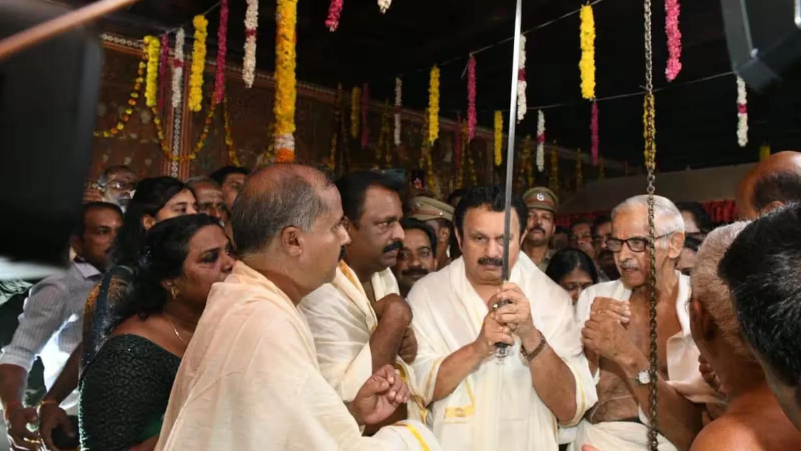 കേരള, തമിഴ്നാട് പോലീസിൻ്റെ ഗാർഡ് ഓഫ് ഓണറോടെ നവരാത്രി പൂജ വിഗ്രഹഘോഷയാത്ര ആരംഭിച്ചു; നാളെ കേരള അതിർത്തിയിൽ സ്വീകരണം