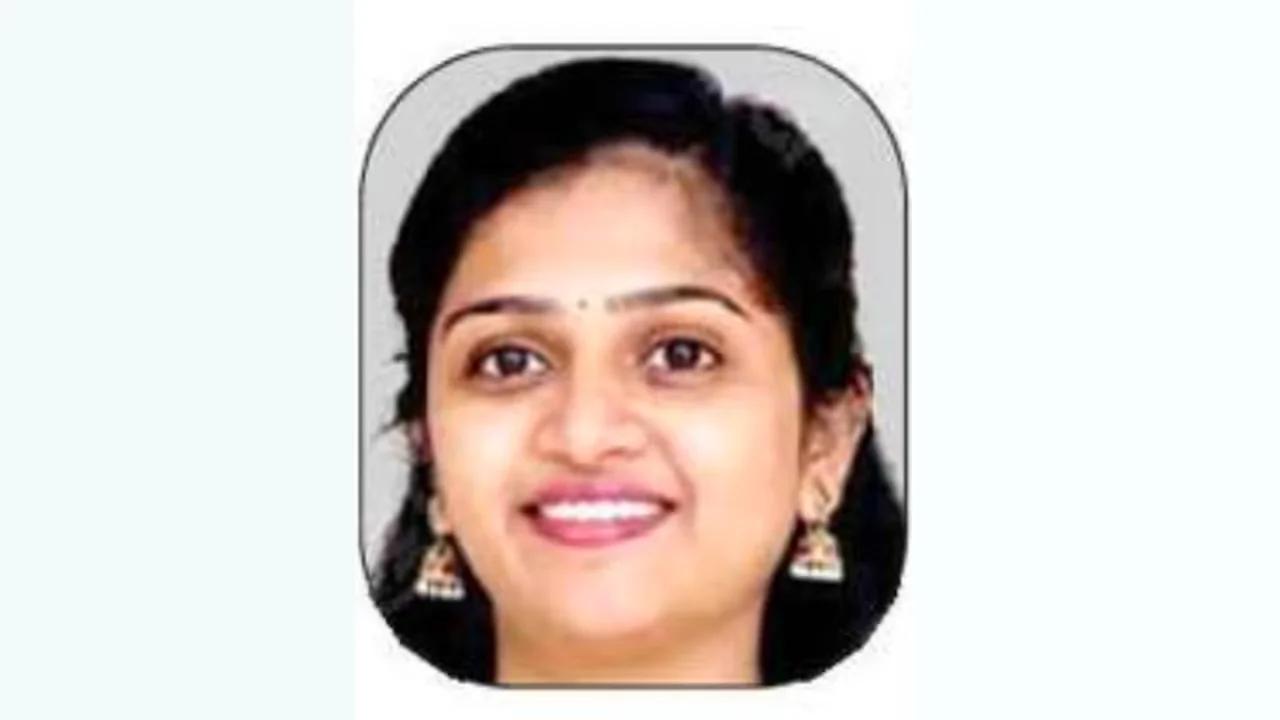 മുന്നിൽ സഞ്ചരിച്ച കാർ സഡൻ ബ്രേക്കിട്ടു, ബൈക്ക് യാത്രക്കാരി എതിർദിശയിൽ വന്ന മിനി ടിപ്പർ ലോറിയുടെ അടിയിൽപ്പെട്ടു; നഴ്സിന് ദാരുണാന്ത്യം