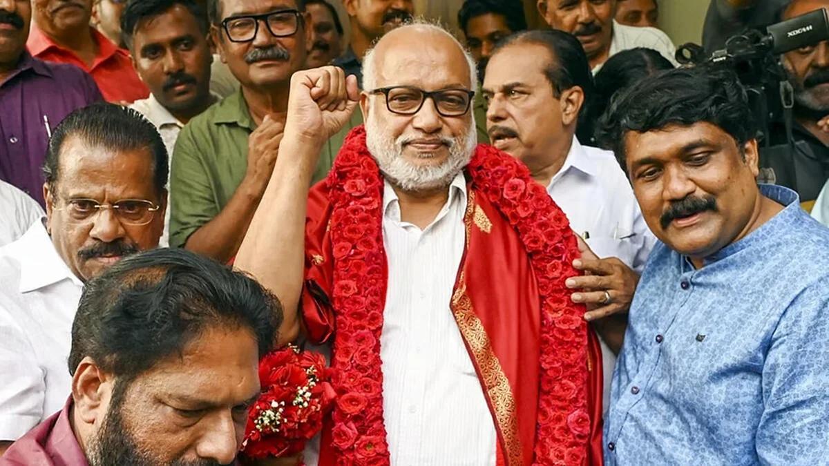 തൃശ്ശൂര്: ചാലക്കുടിയില് അച്ഛനും മകനും തമ്മിലുണ്ടായ സംഘര്ഷത്തില് 58കാരനായ മകന് തോട്ട പൊട്ടി മരിച്ചു. മേലൂര് അടിച്ചിലിയില് രാമകൃഷ്ണന്റെ മകന് നന്ദനനാണ് മരിച്ചത്. വാക്കത്തി കൊണ്ട് വെട്ടേറ്റ അച്ഛന് രാമകൃഷ്ണന് ഗുരുതരാവസ്ഥയില് ചികിത്സയില് തുടരുകയാണ്. (son died in a physical confrontation with father in thrissur) ഇന്ന് രാവിലെ ആയിരുന്നു സംഭവം. വീടിനു സമീപത്തെ പറമ്പില് കൃഷിപ്പണി കഴിഞ്ഞ മടങ്ങുകയായിരുന്ന രാമകൃഷ്ണനും മകന് നന്ദനനും തമ്മില് വാക്കുതര്ക്കവും പിന്നീട് സംഘര്ഷവും ഉണ്ടാവുകയായിരുന്നു. വാക്കത്തികൊണ്ട് രാമകൃഷ്ണനെ മകന് നന്ദനന് വെട്ടി. ശബ്ദം കേട്ട് അയല്വാസിയായ ഒരാള് ഓടിയെത്തുമ്പോഴേക്കും നന്ദനന്റെ അരയിലിരുന്ന തോട്ടപ്പൊട്ടുകയായിരുന്നു.