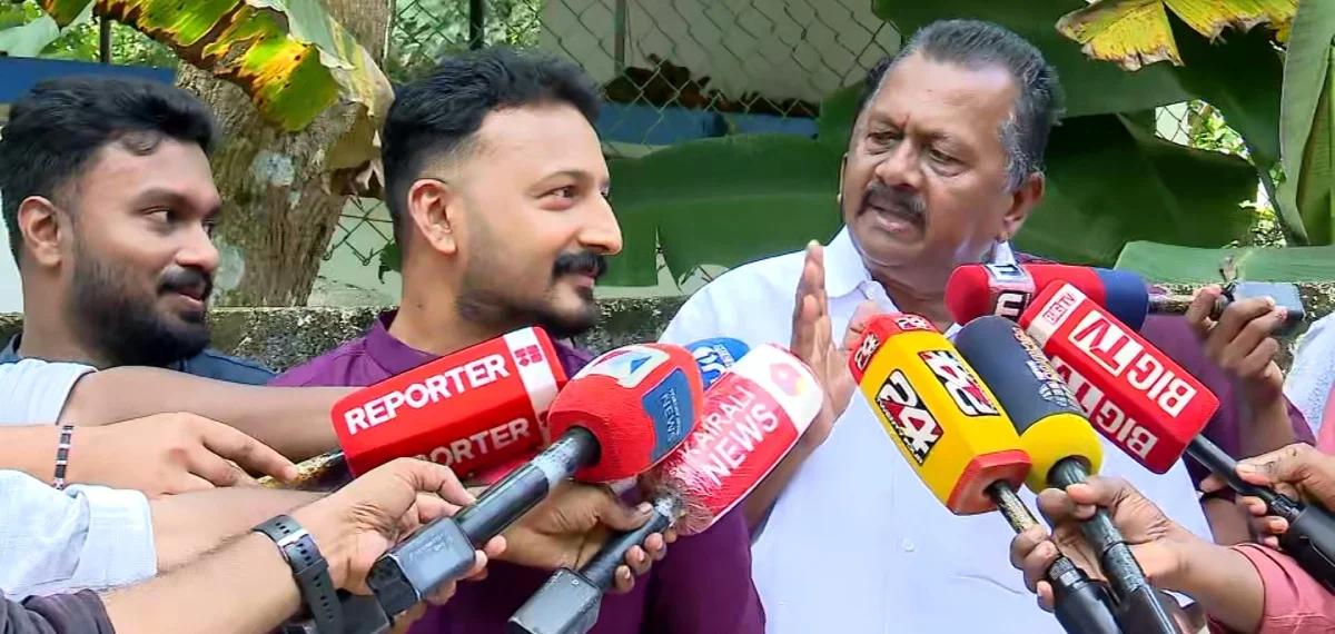 'പാർട്ടി പുറത്താക്കി, എന്നാൽ രാഹുൽ പുറത്ത് പോയിട്ടില്ലല്ലോ, അടിച്ചാൽ തിരിച്ചടിച്ചിരിക്കും'; പഴകുളം ശിവദാസൻ