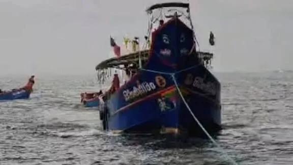കണ്ടെയ്നറിൽ ഉടക്കി, വള്ളത്തിന്റെ വല നശിച്ചതായി പരാതി