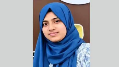 തെറ്റായ ദിശയിലെത്തി ബസ് സ്കൂട്ടറിലേക്ക് ഇടിച്ചുകയറി, തിരൂരിൽ 35കാരിക്ക് ദാരുണാന്ത്യം, ഒപ്പമുണ്ടായിരുന്ന ഉമ്മയുടെ വേർപാടറിയാതെ മക്കൾ