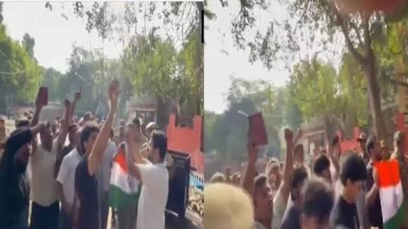ജന്തര്മന്തറില് മിന്നല് സമരവുമായി കോക്രോച്ച് ജനതാ പാര്ട്ടി; പ്രതിഷേധക്കാരെ കസ്റ്റഡിയിലെടുത്ത് നീക്കി ദില്ലി പൊലീസ്