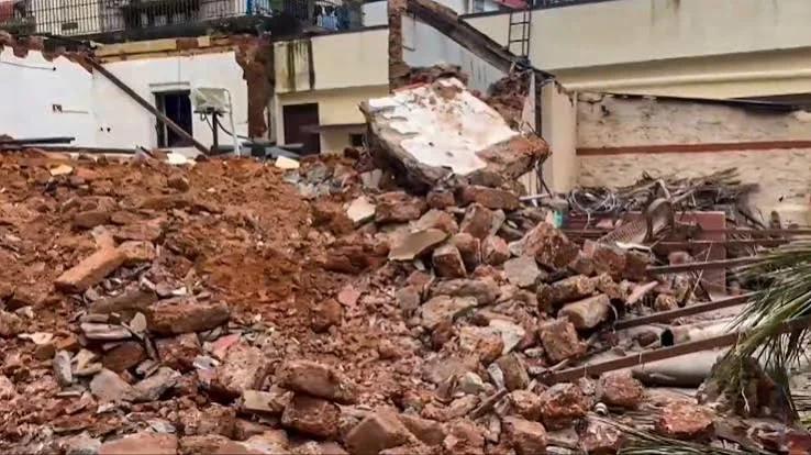 ക്ലാസ് മുറിയിലേക്ക് മുകൾ നില തകർന്നുവീണു, പാകിസ്ഥാനിൽ 29 വിദ്യാർത്ഥികളും അധ്യാപികയും കൊല്ലപ്പെട്ടു, 40 പേർക്ക് പരിക്ക്